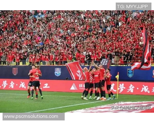 中超激战莱比锡与曼联战成平局帽子戏法引发争议判罚全场沸腾